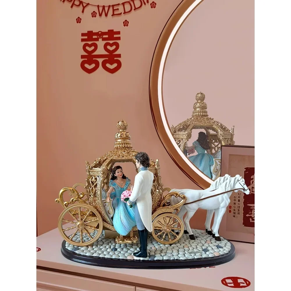 Send a wedding gift to the couple. The best friend is engaged. High-graom home decoration ornaments are practical wedding gifts.