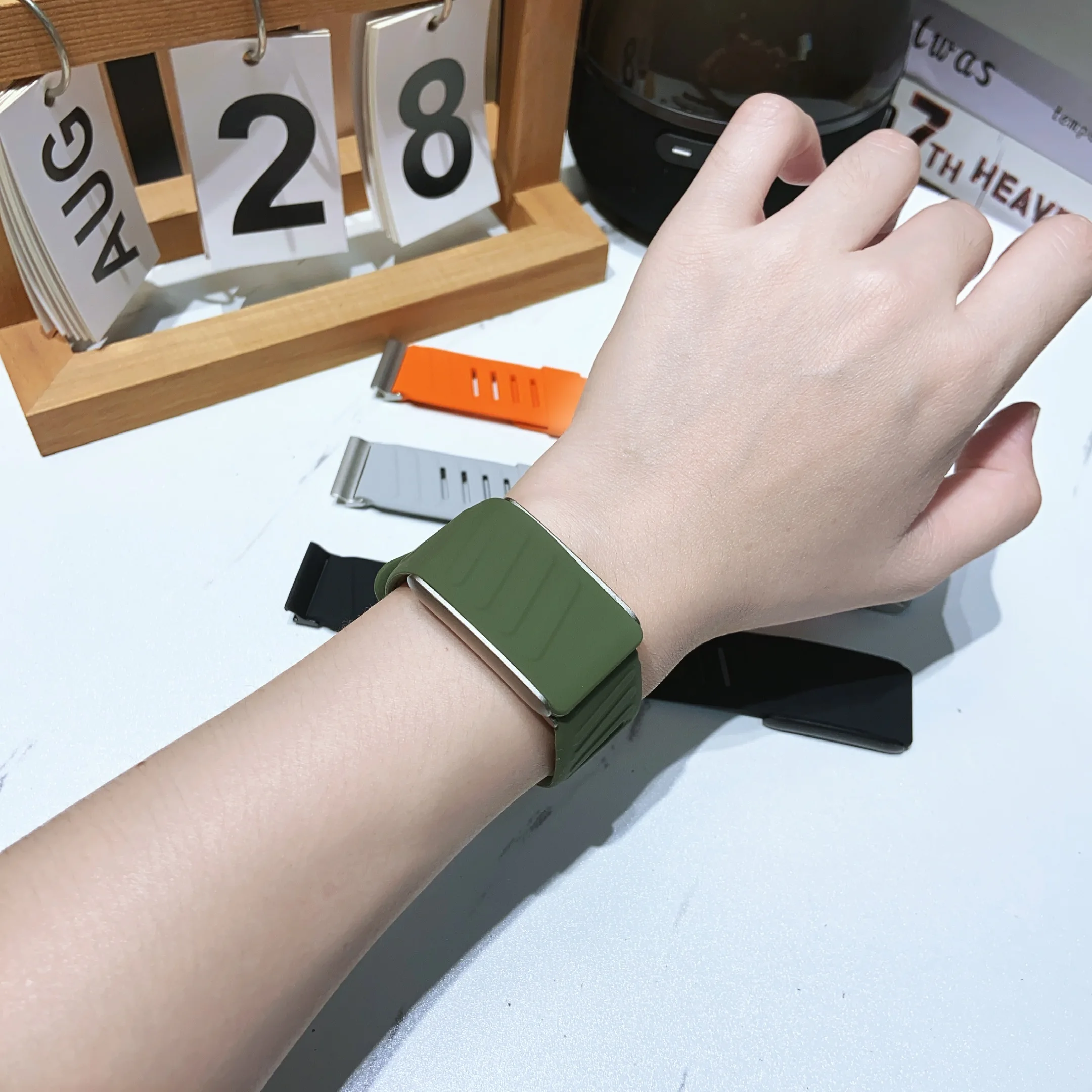 

Подходит для Whoop 5.0, двухцветный силиконовый ремешок, официальный такой же ремешок WHOOP MG с металлическим каркасом.