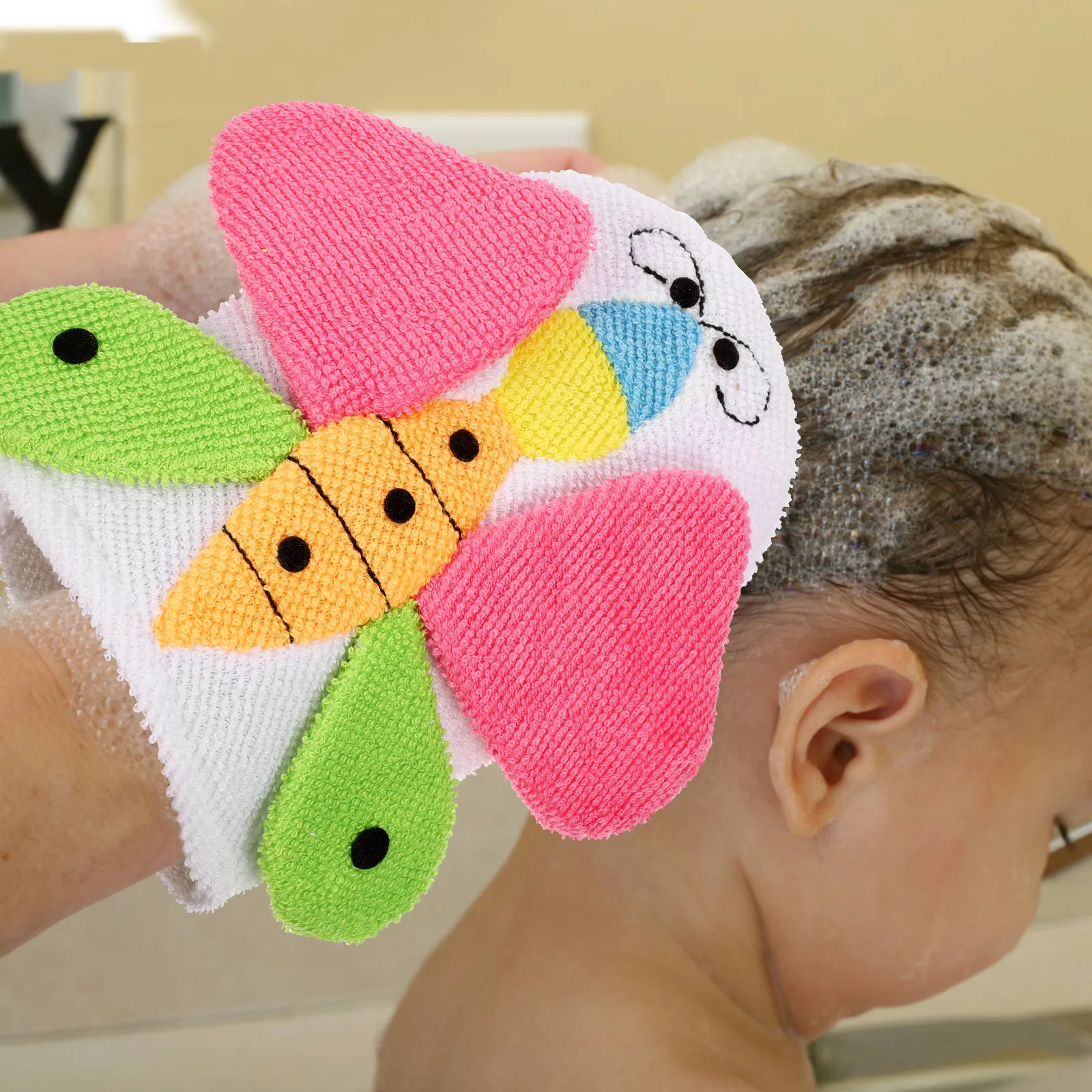 4枚セットの子供用洗顔手袋。かわいい動物柄のデザインで、幼児向けのボディスクラバーとしても使える、軽量のシャワーグローブ。