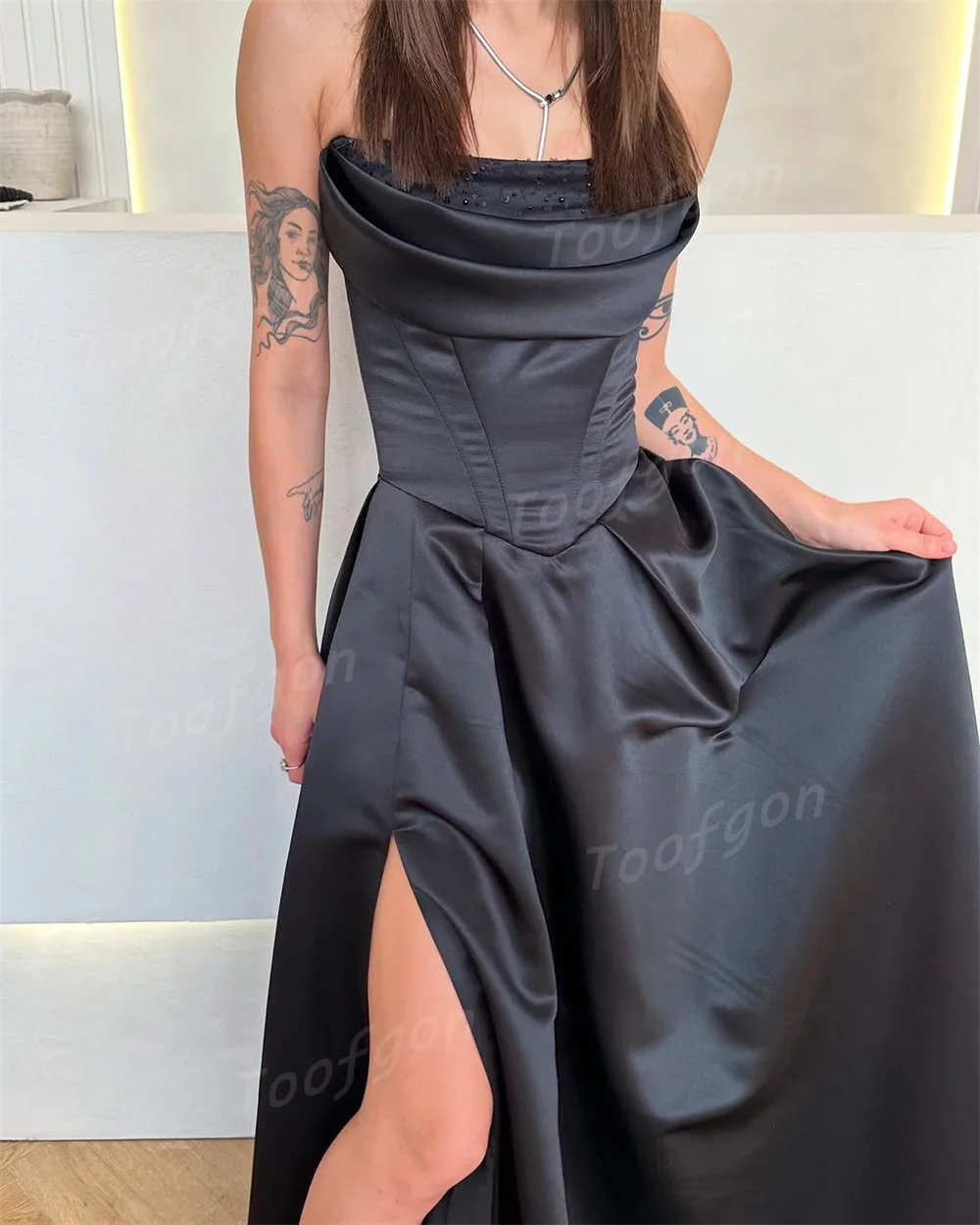 Toofgon Strapless สีดําซาตินสายชุดราตรีที่กําหนดเองจีบ High Side Slit ชุดราตรีผู้หญิงยาวพรรคอย่างเป็นทางการชุด