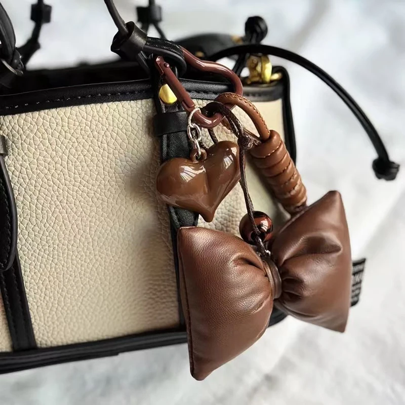 Kreativer Y2k Vintage Brauner Leder-Schleifen-Herz-Taschenanhänger, modischer Tennis-Schlüsselanhänger, geflochtenes Innenband, Rucksackanhänger – Detail 3
