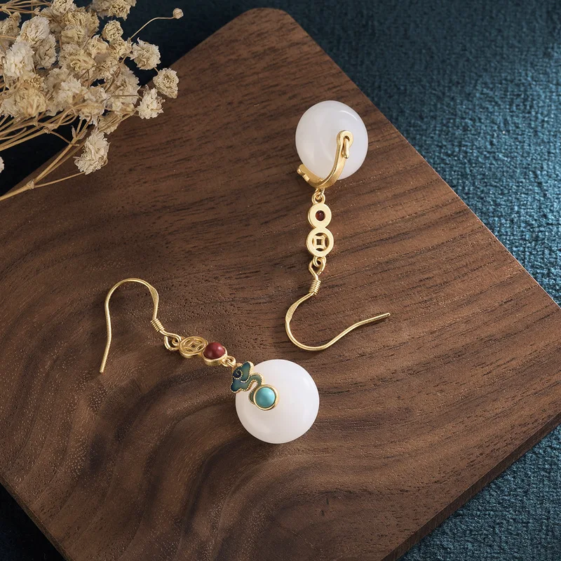 أقراط بإبزيم أمان من اليشم الهيتي الاصطناعي بتصميم المحكمة، أقراط سحابة زرقاء محترقة بالذهب القديم، على الطراز الوطني