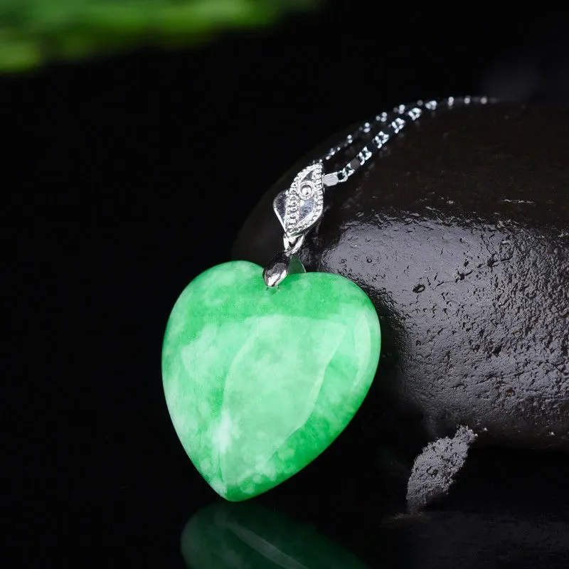 Naturalny zielony jadeitowy wisiorek w kształcie serca naszyjnik prawdziwy jadeit rzeźbiony kamień szlachetny amulet na szczęście modna biżuteria na prezent dla kobiet mężczyzn