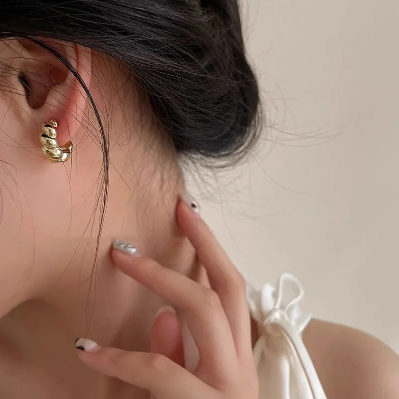 

Korea Dongdaemun cold wind twist metal small ear buckle new trendy earrings niche design sense advanced