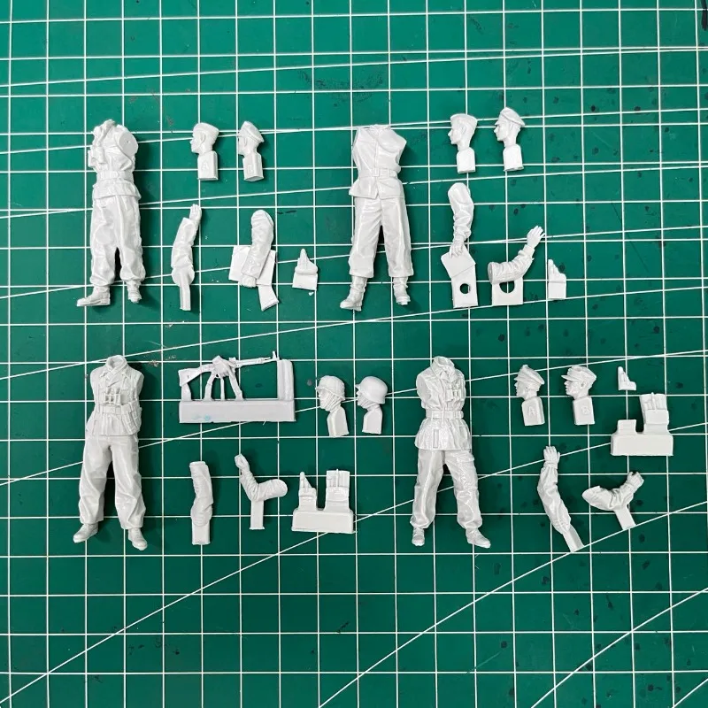 1/35 Resin Figure Model Kit Historical Military Mini Figurine Diorama Toy Soldier and Officer 4 People Unassembled and Unpainted