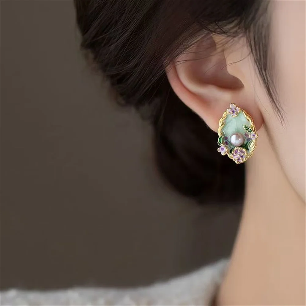 These are unique and elegant Monet Garden-inspired retro oil painting style stud earrings. They exude a sense of sophistication