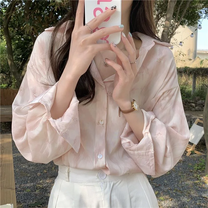 Koszula z kołnierzykiem polo, z efektem tie-dye w odcieniach różu, nowy styl 2025, szyta, zapinana na guziki, z długim rękawem.