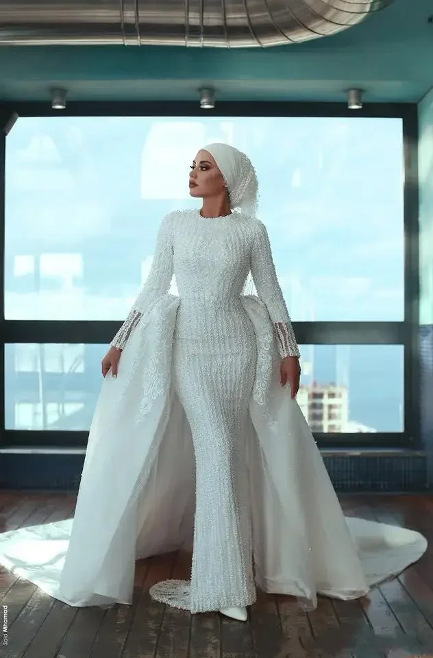 Suknie ślubne muzułmańskie w stylu syreny z możliwością personalizacji, odpinany tren, wysoki dekolt, luksusowa koronka, zdobione koralikami, kwiatowe, długie rękawy, arabska suknia ślubna, dekolt w serek.