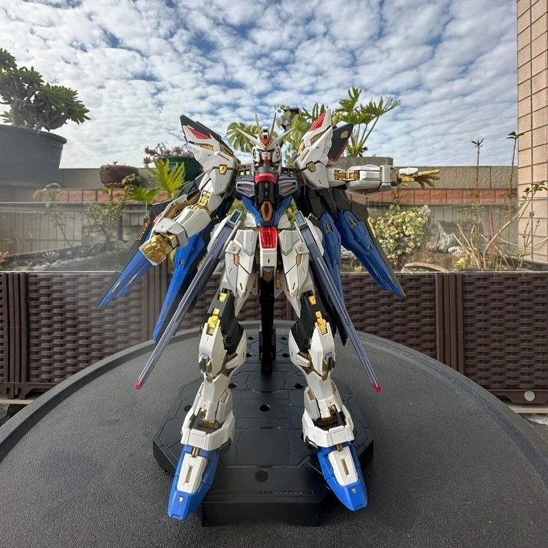 Changlong Model 1/100 Mgex Strike Freedom Action Figure Mgex Sotsu Sunrise Figurine Collection Robot Kits Customized Gifts