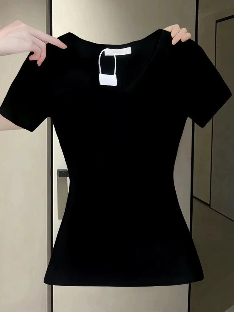 

Женская летняя футболка Slim Fit с V-образным вырезом, модный дизайн, черный топ, повседневный стиль, хлопок, корейский стиль, стандартная длина
