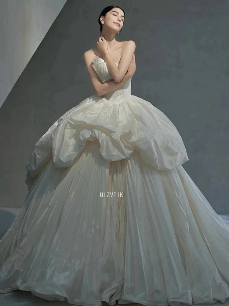 2026 New Satin Strapless Lace Wedding Dress For Brides Sleeveless Elegant Welcome Dress Cake Puffy Skirt Trailing Customized