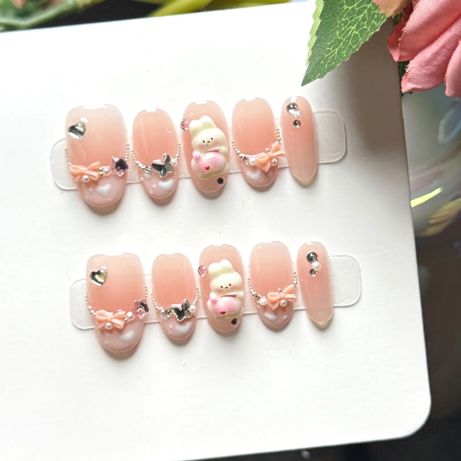 10 Stück handgemachte kurze ovale Press-on-Nägel mit 3D-Hasen-Schleifen-Design, Nude-Pink, künstliche Nagelspitzen für Damen und Mädchen, tragbare Maniküre