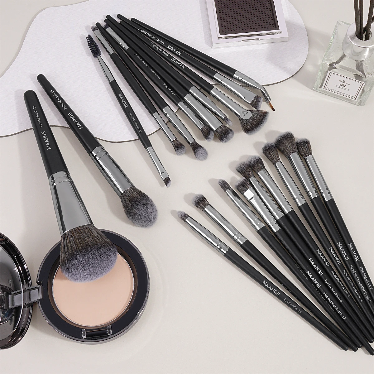 MAANGE プロフェッショナルメイクブラシ 20 個 ファンデーション コンシーラー アイシャドウ ブラッシュブラシ ブレンディングメイクアップ ビューティーツール 友人へのギフト