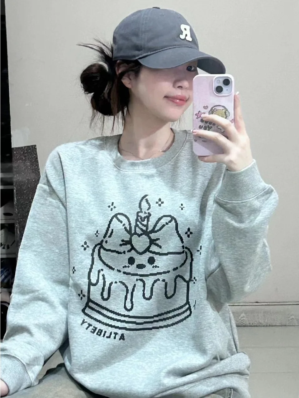 

Свитшот свободного кроя с круглым вырезом, утепленный флисом, с длинными рукавами, без капюшона, в стиле кэжуал, осенне-зимний, модный, удобный.