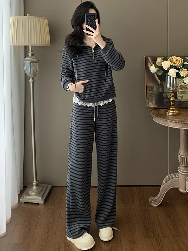 

Весенний повседневный спортивный костюм 2026: Стильный женский комплект из двух предметов — полосатая куртка и брюки с широкими штанинами в корейском стиле, омолаживающий образ