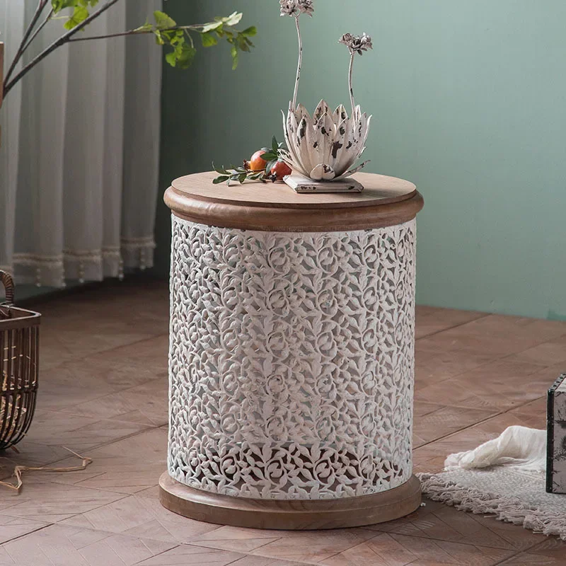 Petite table ronde française rétro en bois massif, petit café dans le salon du lit et des canapés