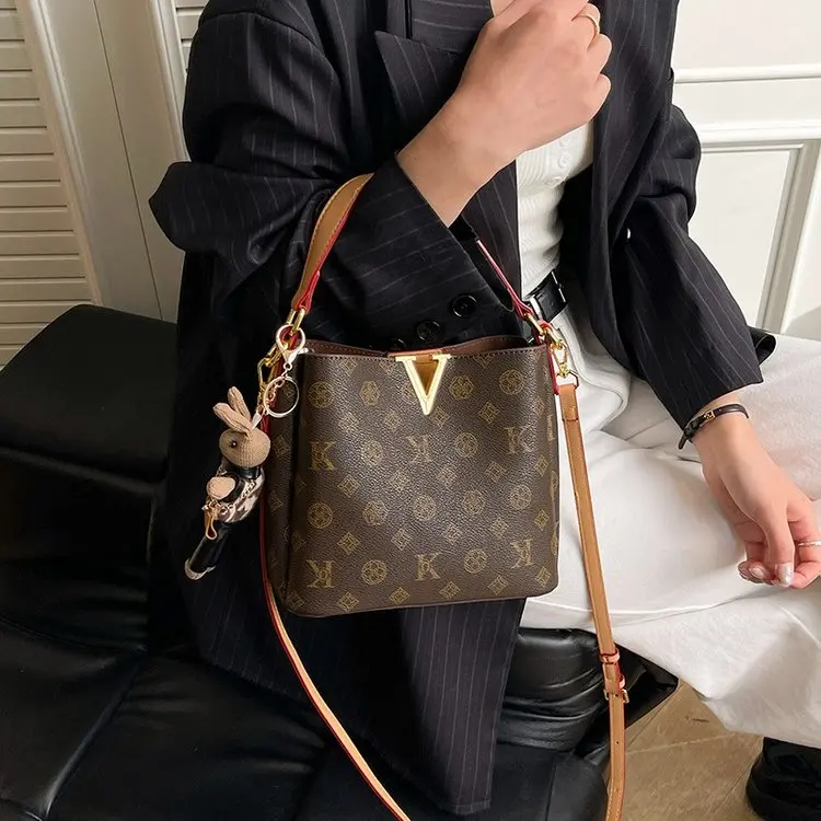 

Женская сумка через плечо, новинка 2023 года, сумка-ведро с принтом в стиле ретро, универсальная модная легкая роскошная сумка через плечо