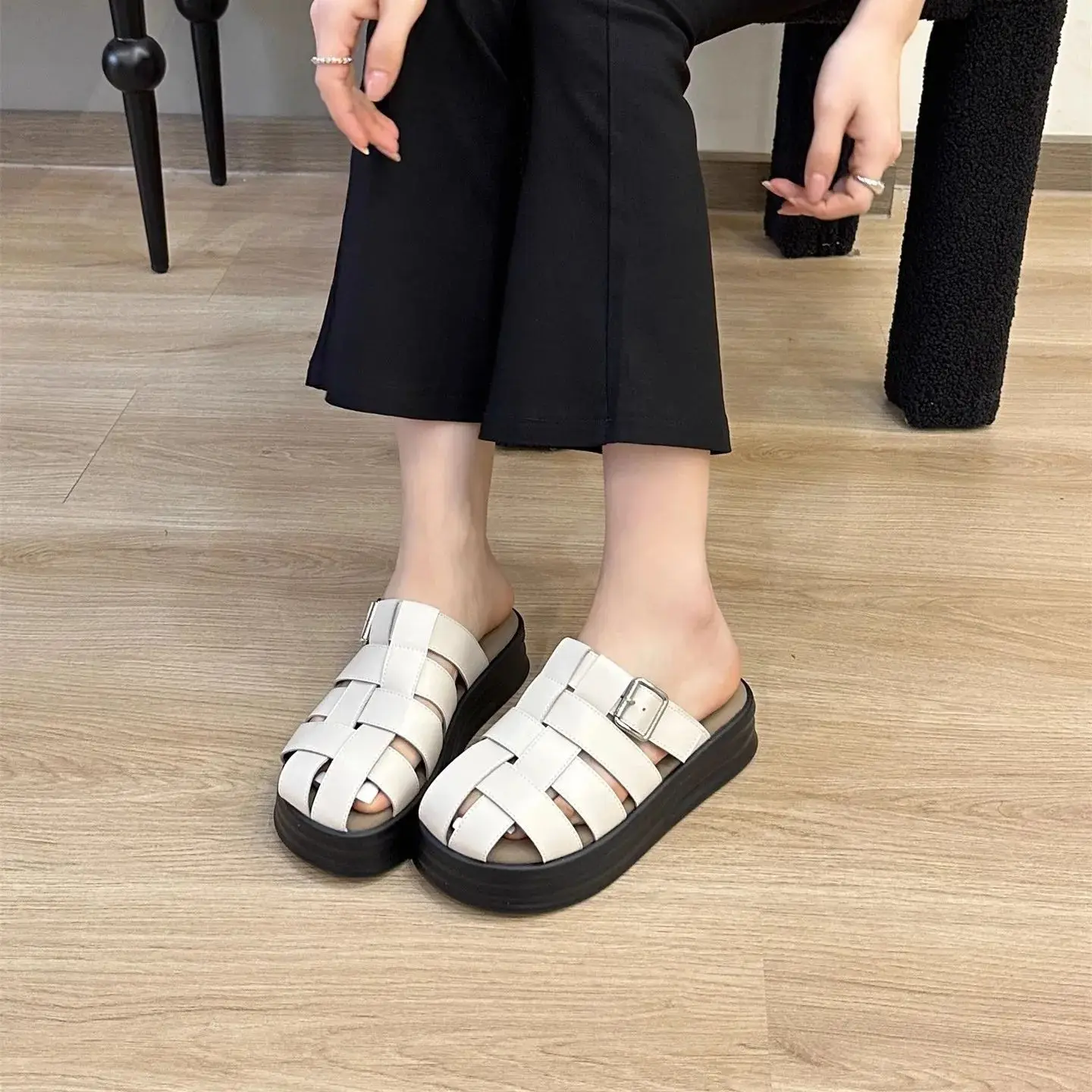 

Weaving Braid Leather Strap Slippers Women Round Closed-Toe Pig Cage Shoes Ladies Thick Sole Belt Buckle Huaraches Girls Casual