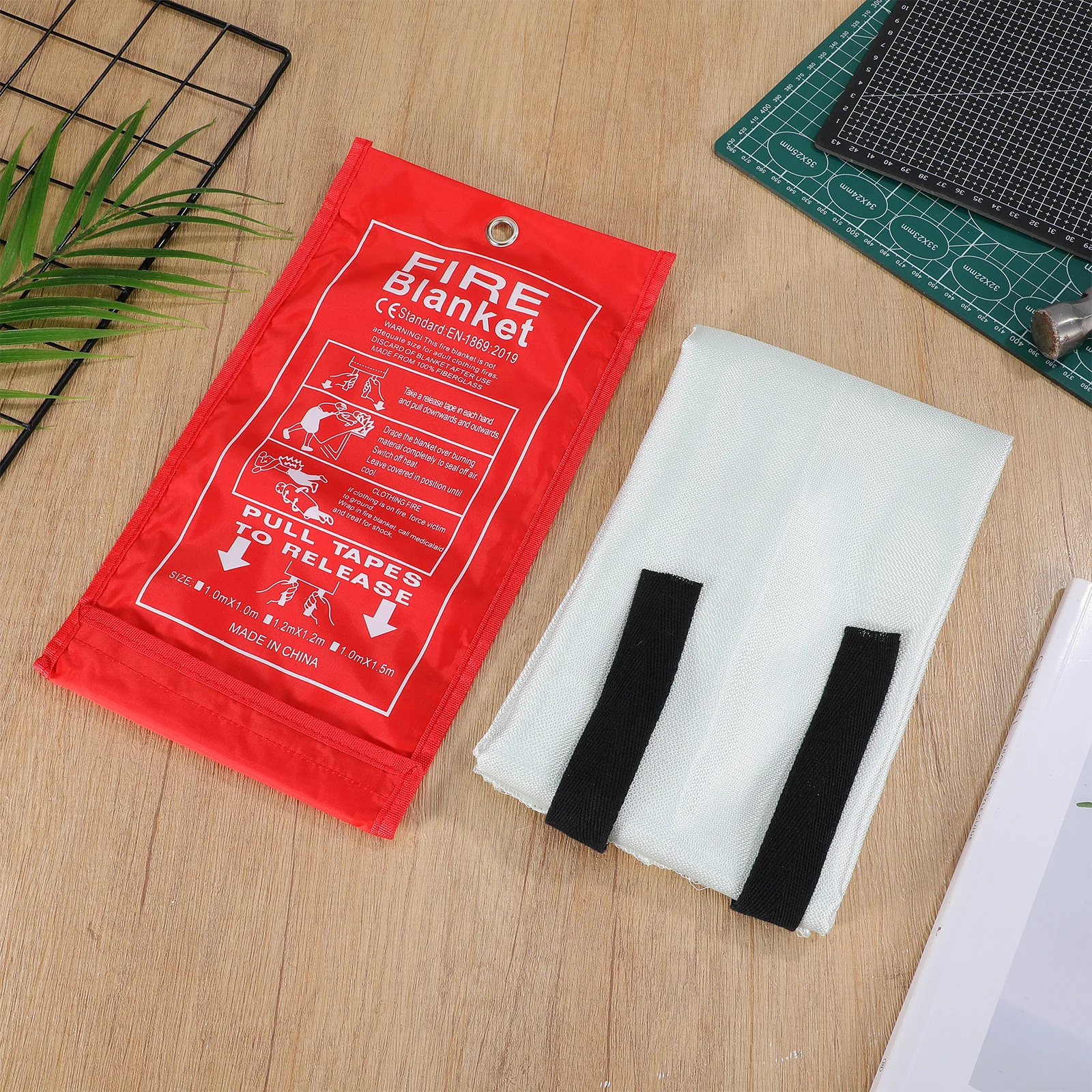 

1Pcs Fire Blanket High Temperature Resistant Red Fireproof Protection Blanket for Home Kitchen Car Outdoor Emergency Use