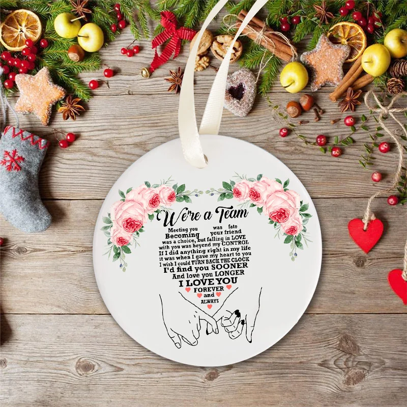 Un singolo ornamento in ceramica con le parole "Siamo una squadra", abbellimenti da parete in stile tradizionale, ideali per regali natalizi.