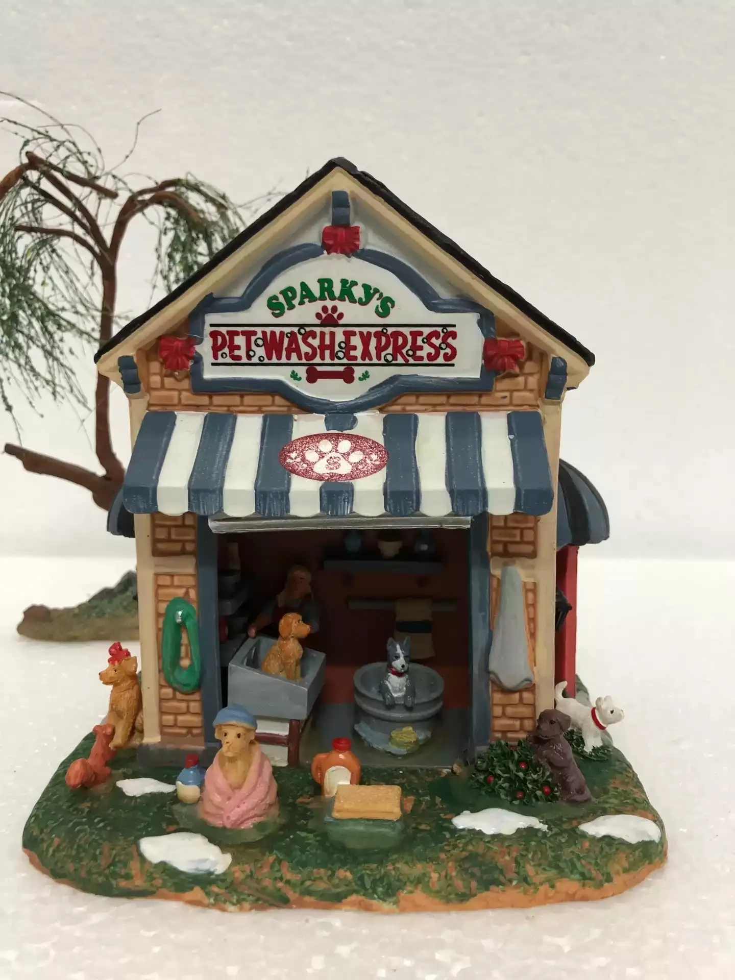 

Lemax Ceramic Painted Miniature Version House Pet Bath Figurine Animal Bath Pavilion Home Furnishing Living Room Ornament Gift