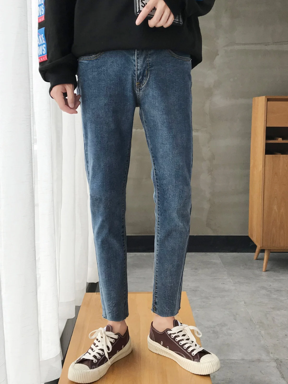 

Мужские джинсы Slim Fit прямого кроя, весенне-осенние, новые, свободные, модные, в корейском стиле, укороченные (до щиколотки), трендовые, брендовые, крутые.