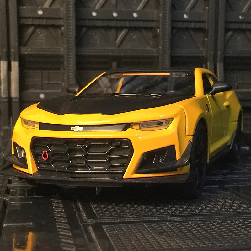 

Модель спортивного автомобиля 1:24 Chevrolet Camaro, модель шмеля из сплава, литье под давлением, детские игрушки со звуком и звездами