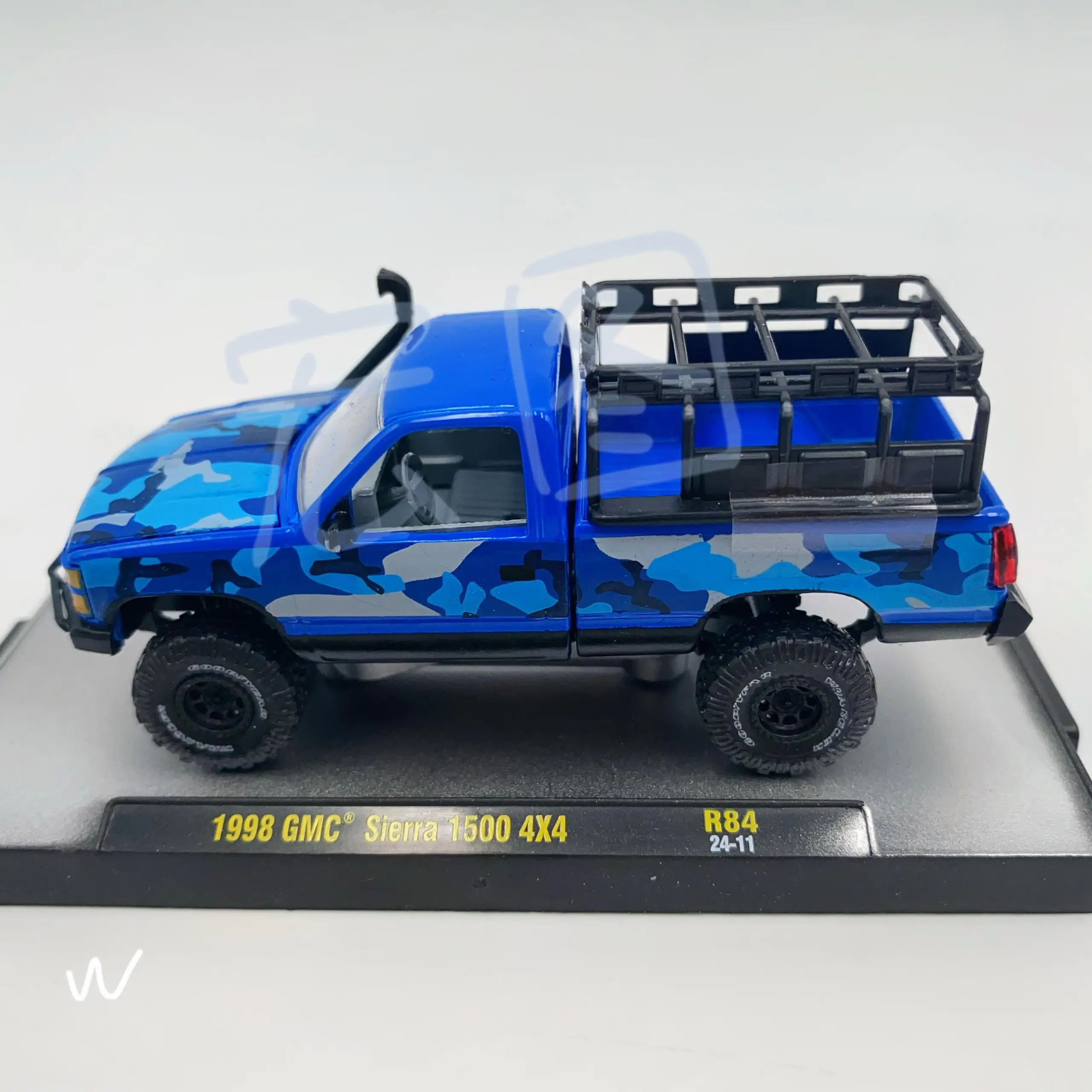 M2 Machines1/64 1998 GMC Sierra 1500 4X4 modelo de carro de brinquedo