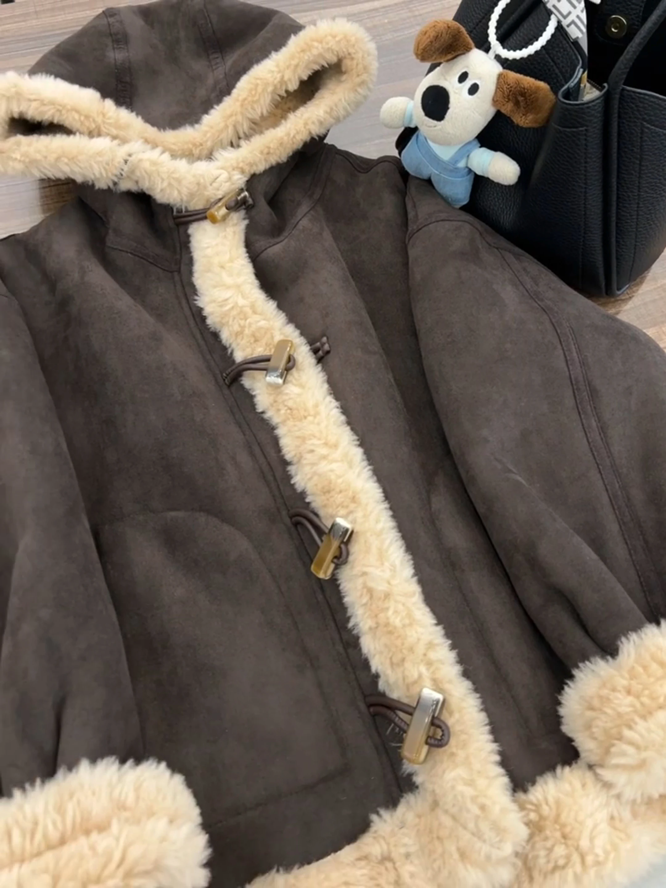 سترة نسائية من جلد الغزال البني معطف شيرلينغ سترة كلاسيكية بغطاء للرأس موستانج 2000s ملابس خارجية عتيقة لخريف وشتاء 2025