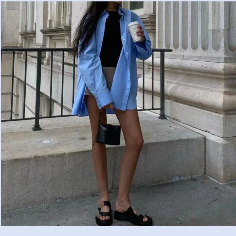 

25-летняя весна/лето, новая TT Nordic ниша, классическая свободная силуэт Quan, хлопковая рубашка спереди с короткой спинкой, длинная высококачественная рубашка в ленивом стиле