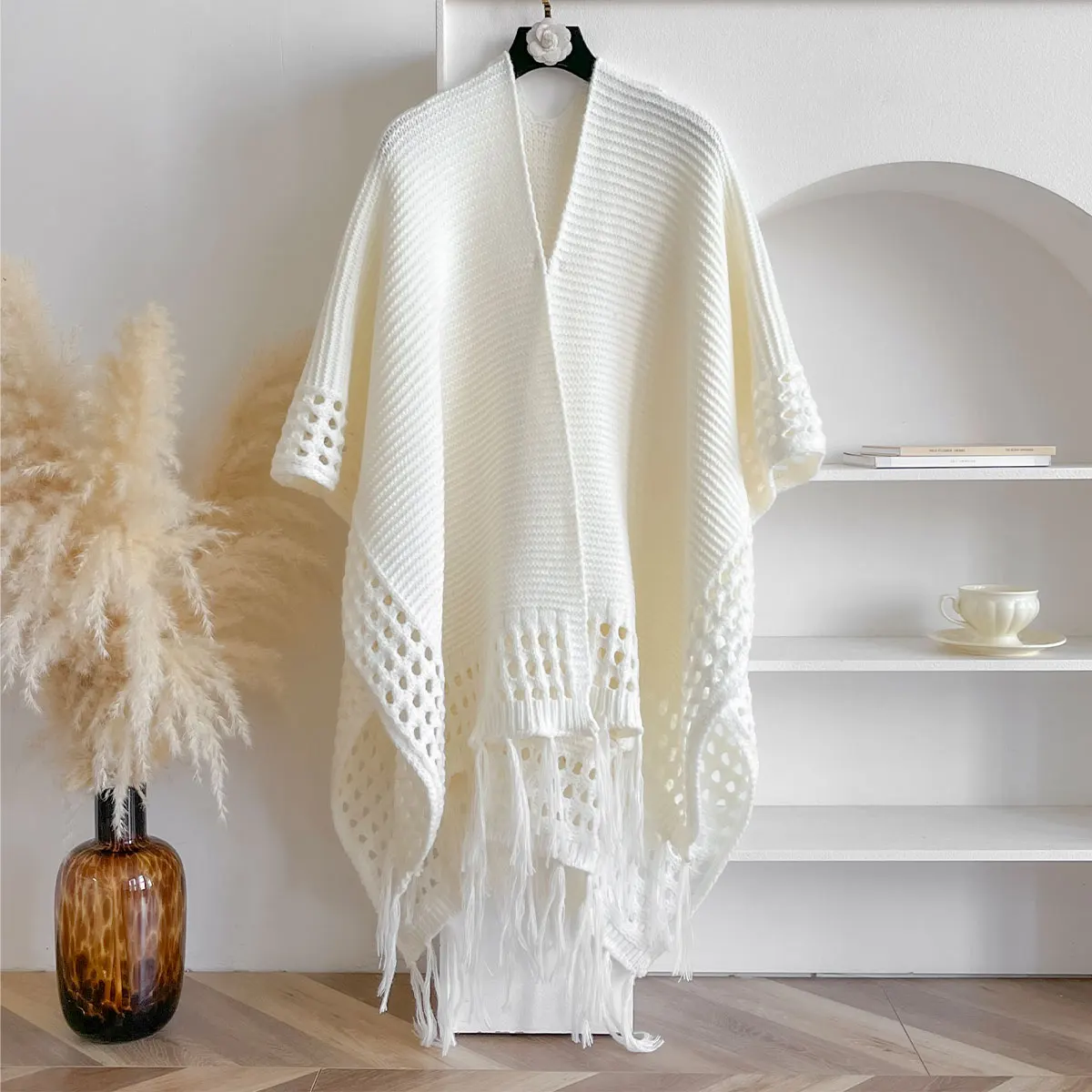 

Новинка 2023 года, осенняя модная женская вязаная шаль с бахромой, женская однотонная толстая накидка, вязаный кардиган, дизайнерский топ с посылками