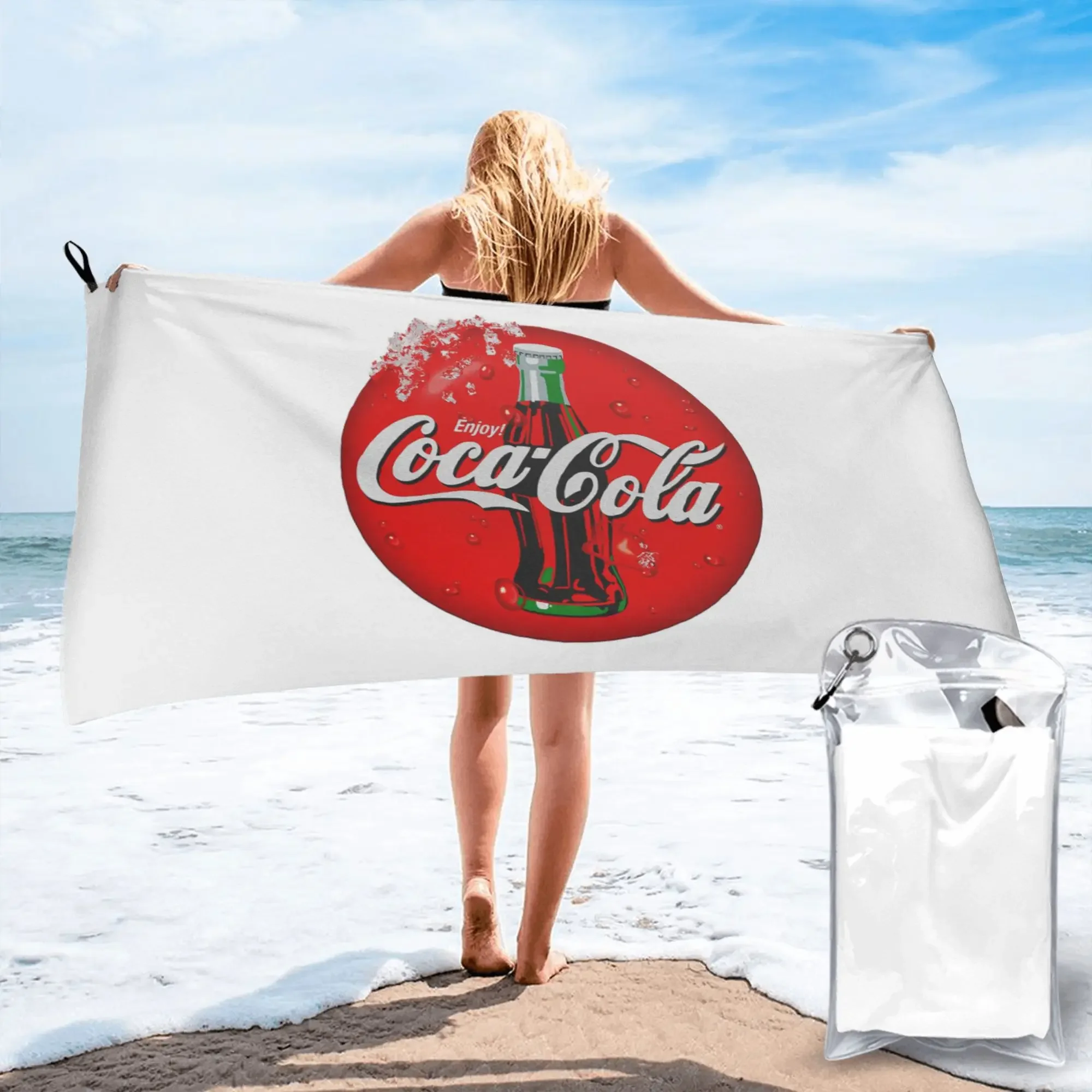 La toalla de playa Cola con el sabor original y auténtico, de microfibra suave, de secado rápido y absorbente, ideal para nadar.