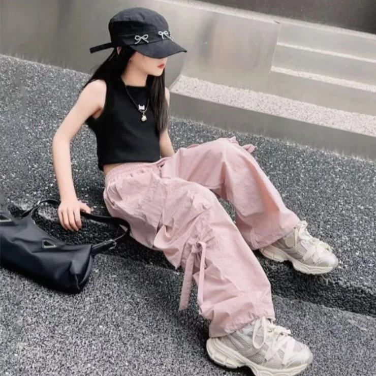 2026 Nieuwe Koreaanse stijl trendy meisjes cargo broeken, wijde pasvorm met functionele zakken, ademend katoen voor lente zomer kinderkleding