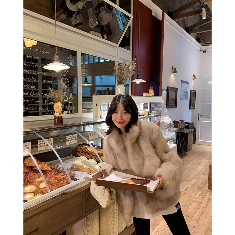 معاطف نسائية بيضاء من الفرو الصناعي سترات سميكة منفوشة بياقة واقفة وأكمام طويلة مغطاة بأزرار فضفاضة أنيقة غير رسمية لخريف وشتاء 2025 #4