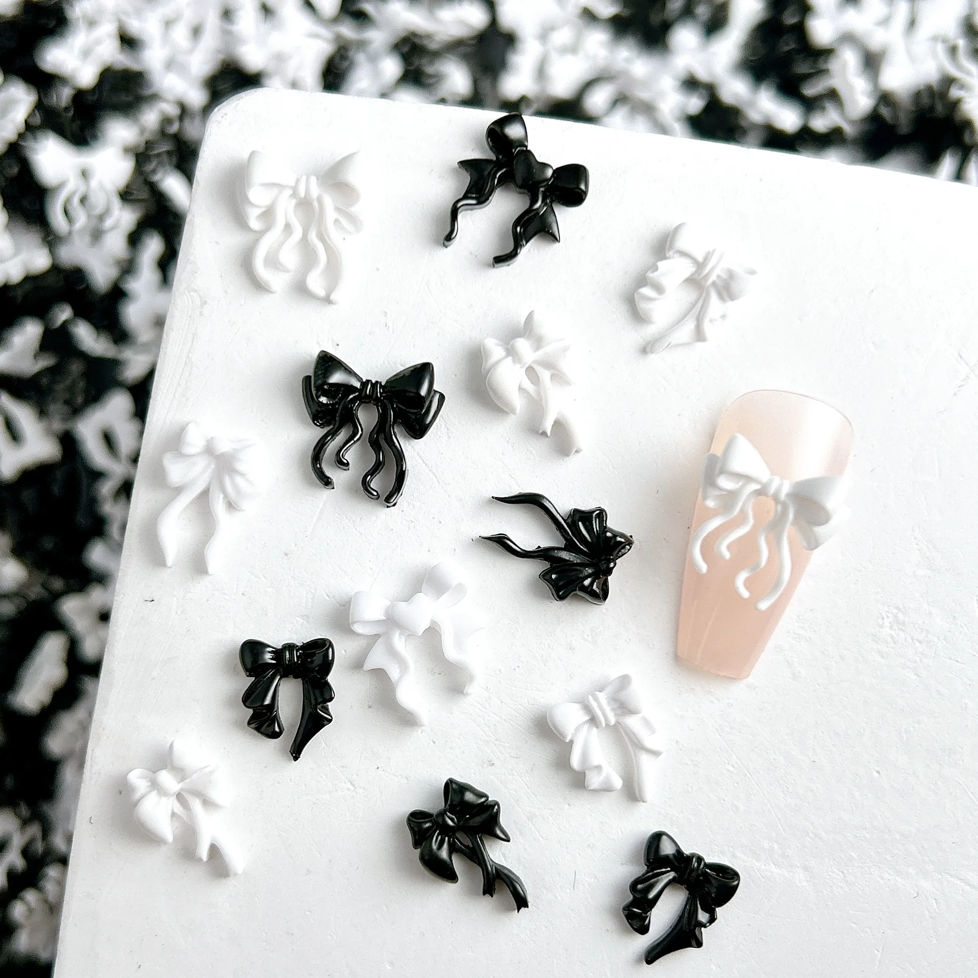 60PCS 3D Schwarz Weiß Kreative Band Bögen Harz Nail art Dekorationen Klassische Minimalistische Welle Bowknots Nagel Charms für DIY Nägel