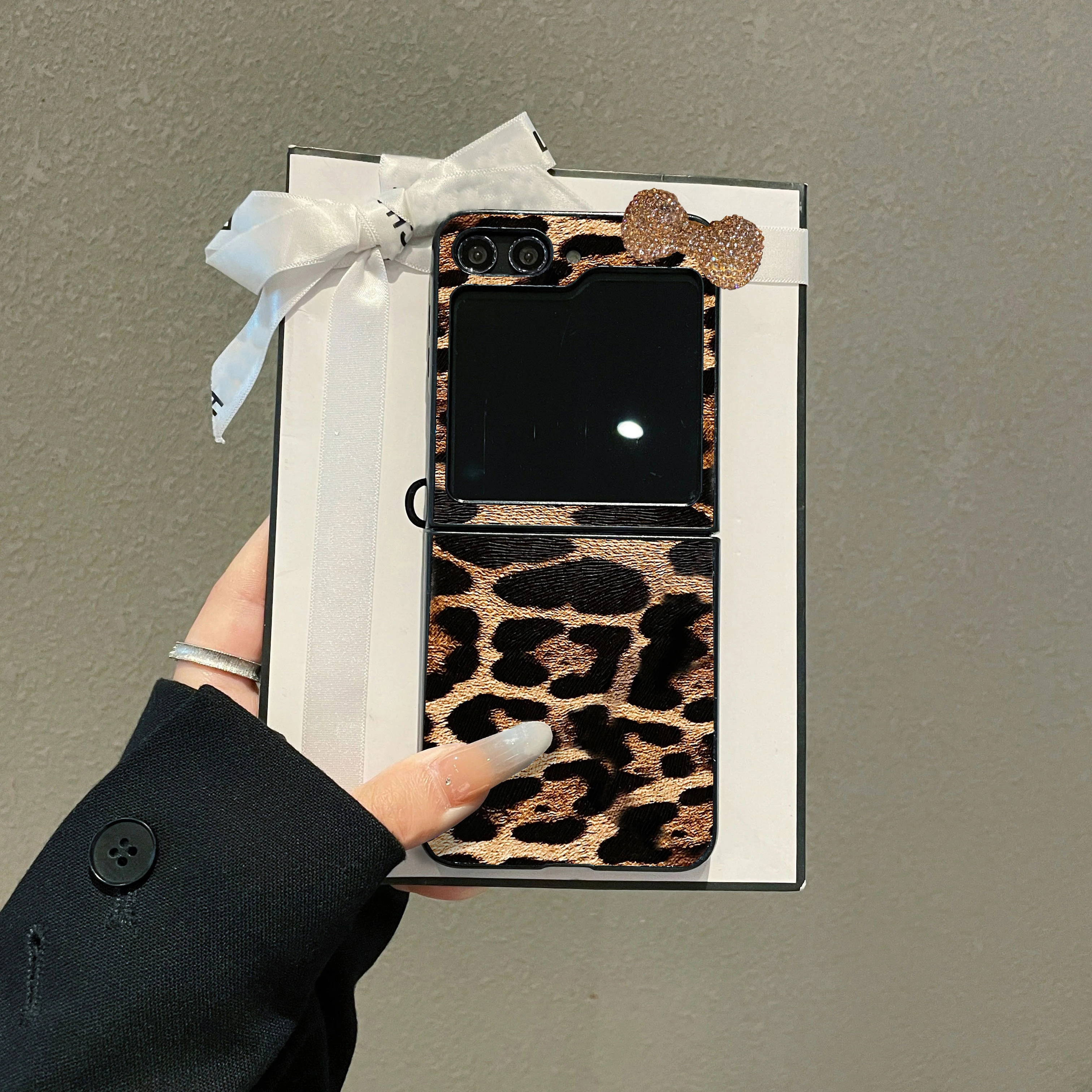 Luxury Leopard Pattern PU Leather 3D Diamond Bowknot Phone Case For Samsung Galaxy Z Flip 7 6 5 4 3 5G Flip 7 Fe Cute Cool Cover