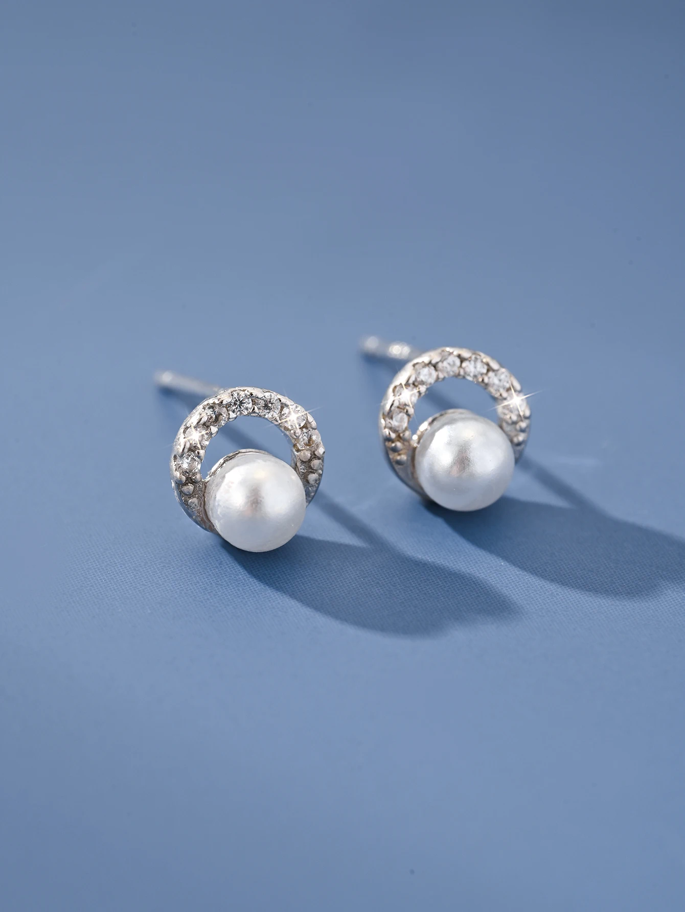 

Женские серьги из стерлингового серебра 925 пробы — инкрустированные жемчугом, полым дизайном, сладким темпераментом, изысканными ювелирными изделиями