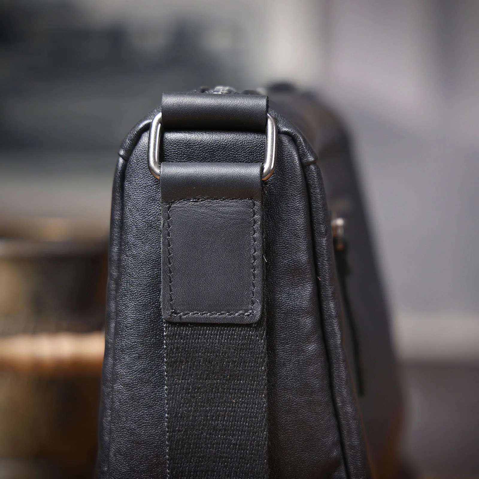 S.WORKER Vintage Herren-Umhängetasche aus Vollnarbenleder | Handgefertigter Messenger aus Used-Leder – Detail 16