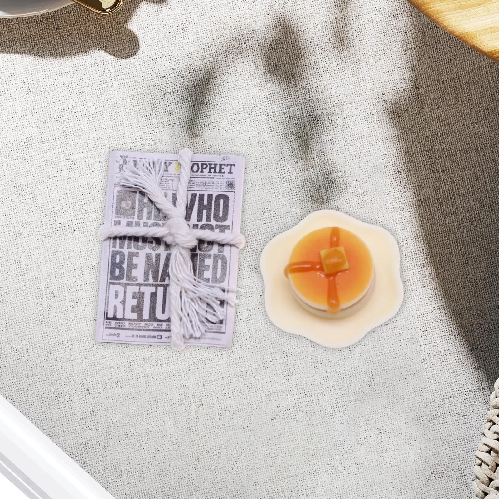 2x 1/12 スケールミニ新聞とデザート実用的なドールハウス装飾アクセサリードールハウス家具シーン小道具ギフト用