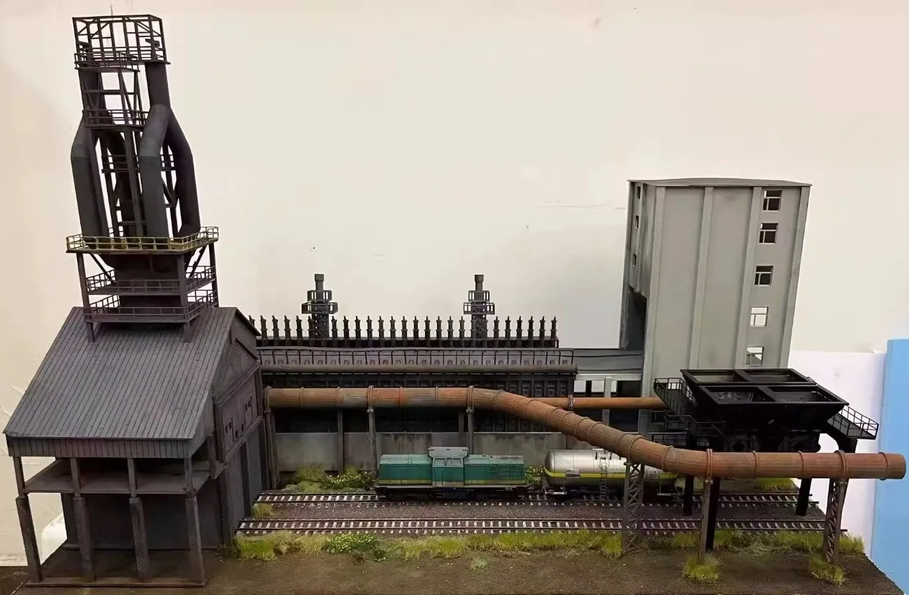 Model wieżowego żurawia w skali HO, niebarwiony, duży podajnik węgla, model scenerii kolejowej, akcesoria do modelu piaskownicy.