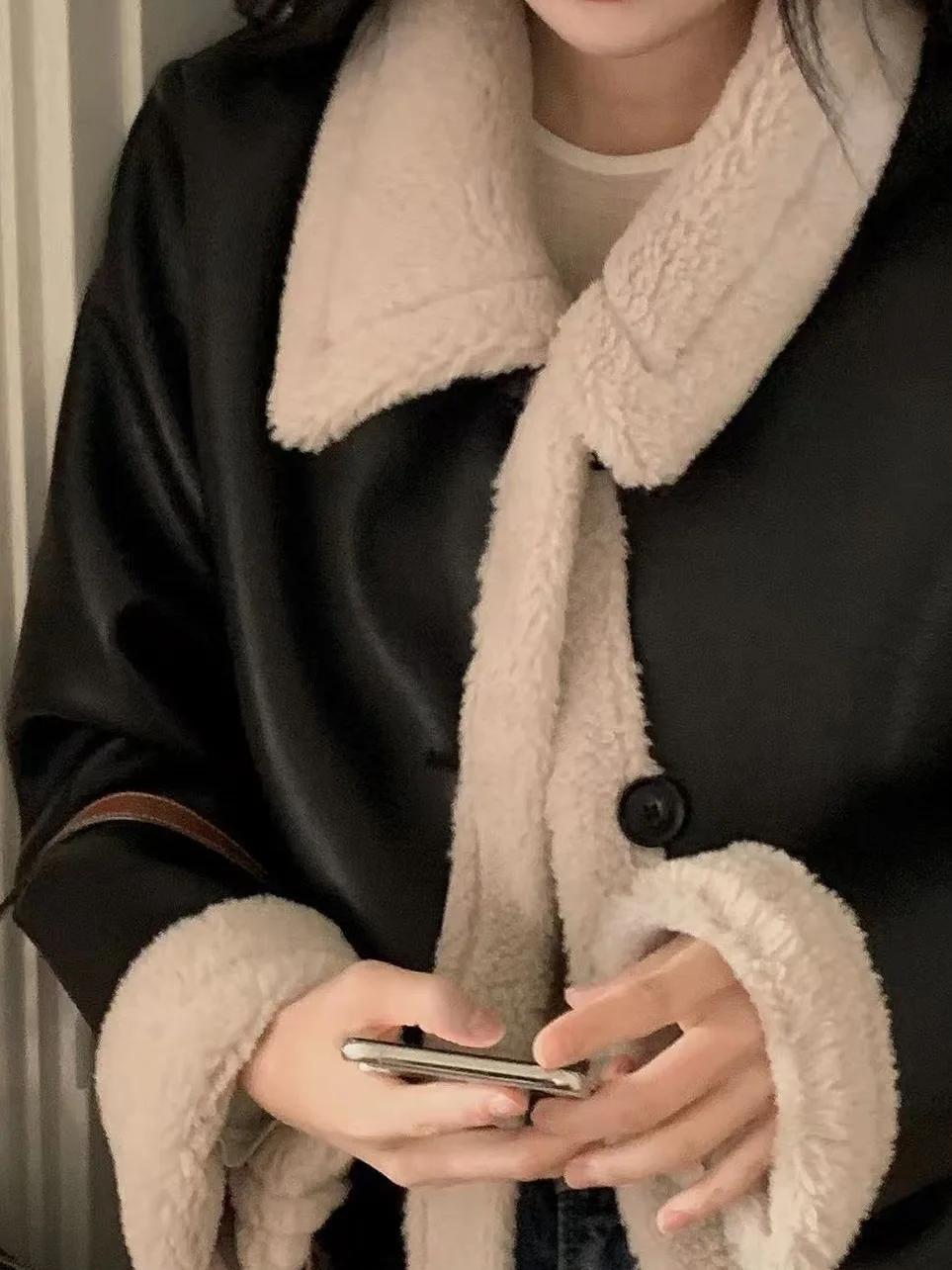 겨울 신상 레트로 퍼 가죽 재킷 여성용 시크 홍콩 스타일 모터사이클 의류 고급스러운 청년 패션