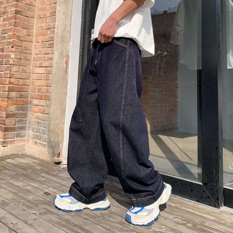 Jeans lavados azul profundo de pernas largas da moda para homens