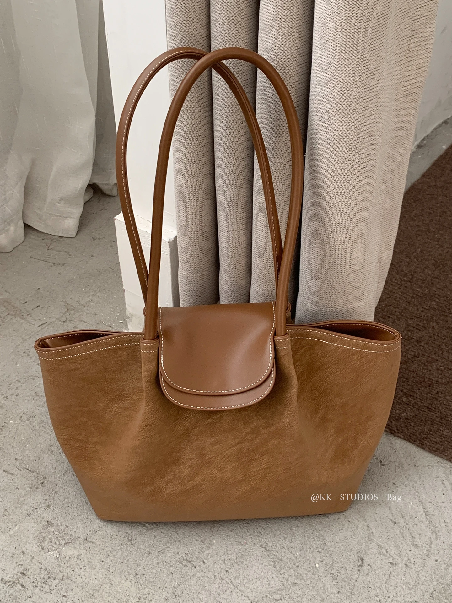 

Vintage Large Capacity Shoulder Bag for Women Solid Color Commuter Suede Tote Bags Winter Female Traveling Underarm Pack