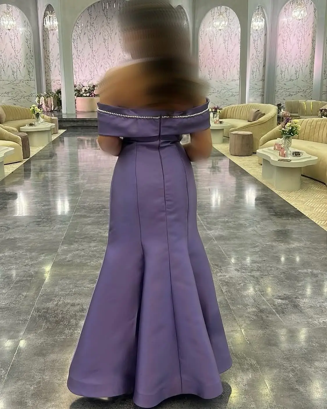 Vestido de noche elegante personalizado de sirena con hombros descubiertos, satén, manga corta, perlas, pliegues de temperamento, bata de noche púrpura