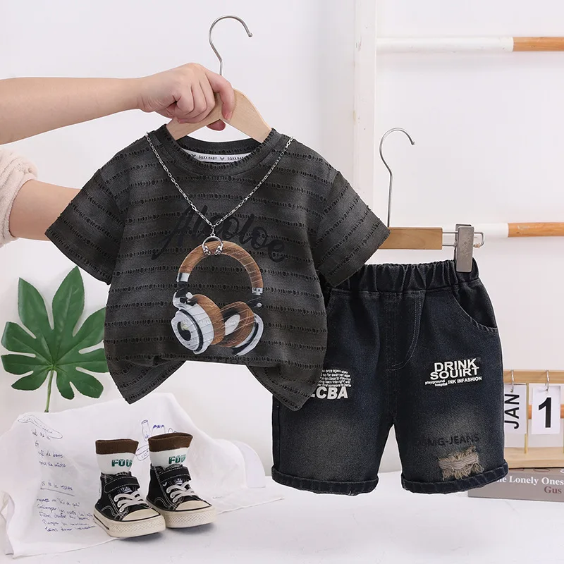 

Летний комплект для мальчиков 2026: футболка с принтом наушников и повседневные шорты, 2 предмета, уличная одежда в стиле хип-хоп для детей 1-5 лет