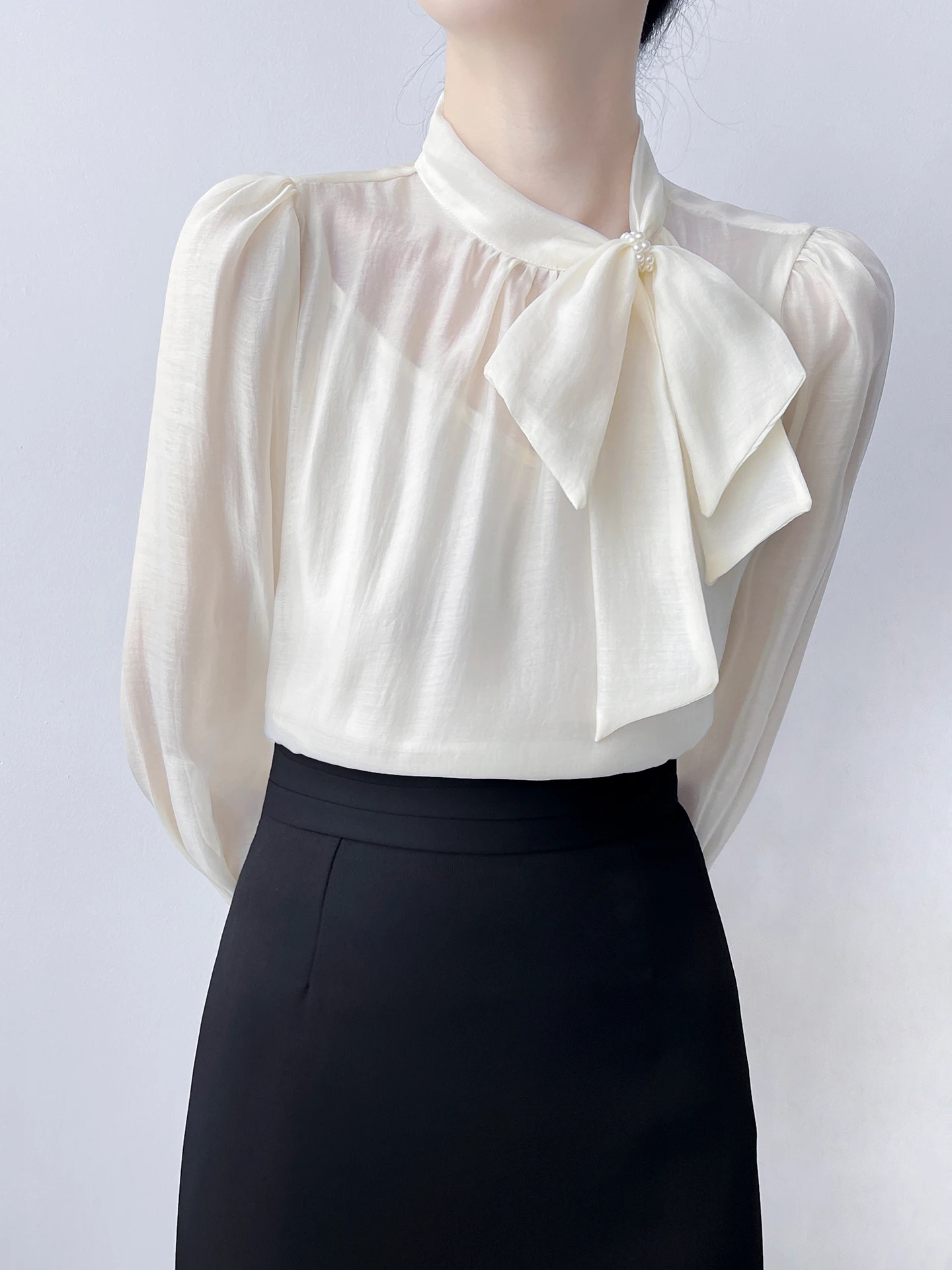 

Корейский стиль: Нежный и милый комплект из двух предметов – тонкая шифоновая рубашка с длинным рукавом и топ с завязками-поясом для весеннего образа в стиле Commute Wind