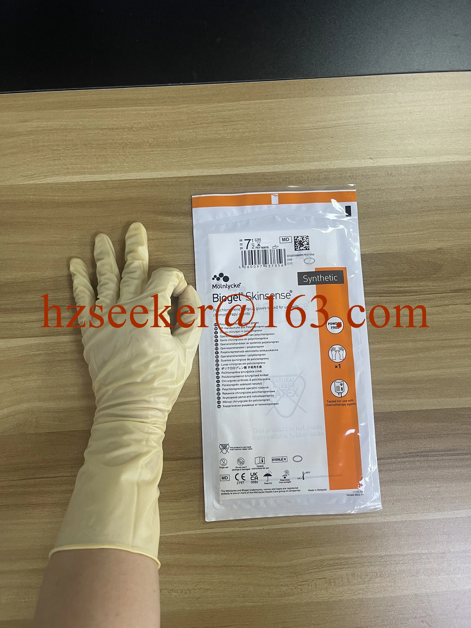 Mölnlycke Biogel® Skinsense (1 pair)  12 inch Non-Latex glove Synthetic  Powder-free  Beaded cuff  29 cm（about)