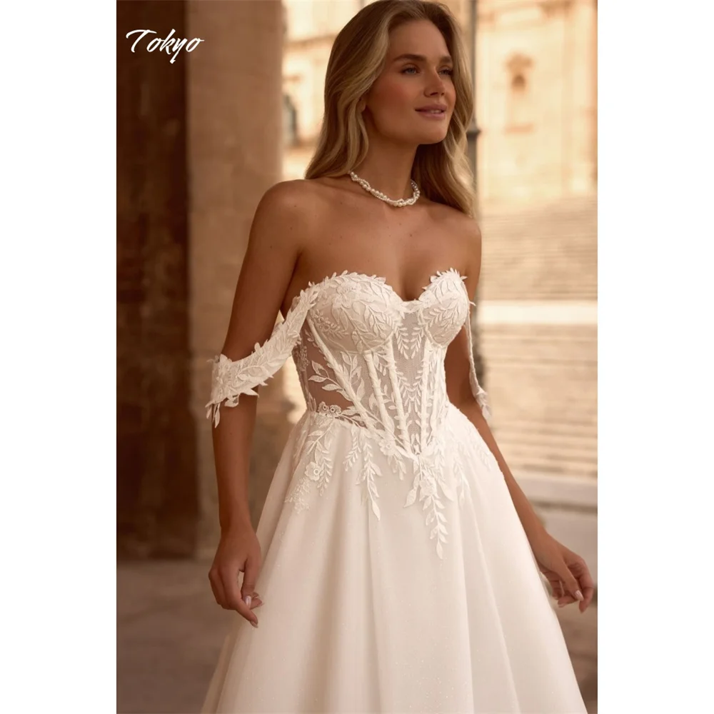Gaun Pengantin Putih Off-Shoulder Tanpa Lengan dengan Belahan Tinggi di Samping, Model A-Line, Ritsleting Belakang, Elegan, Desain Khusus Tokyo