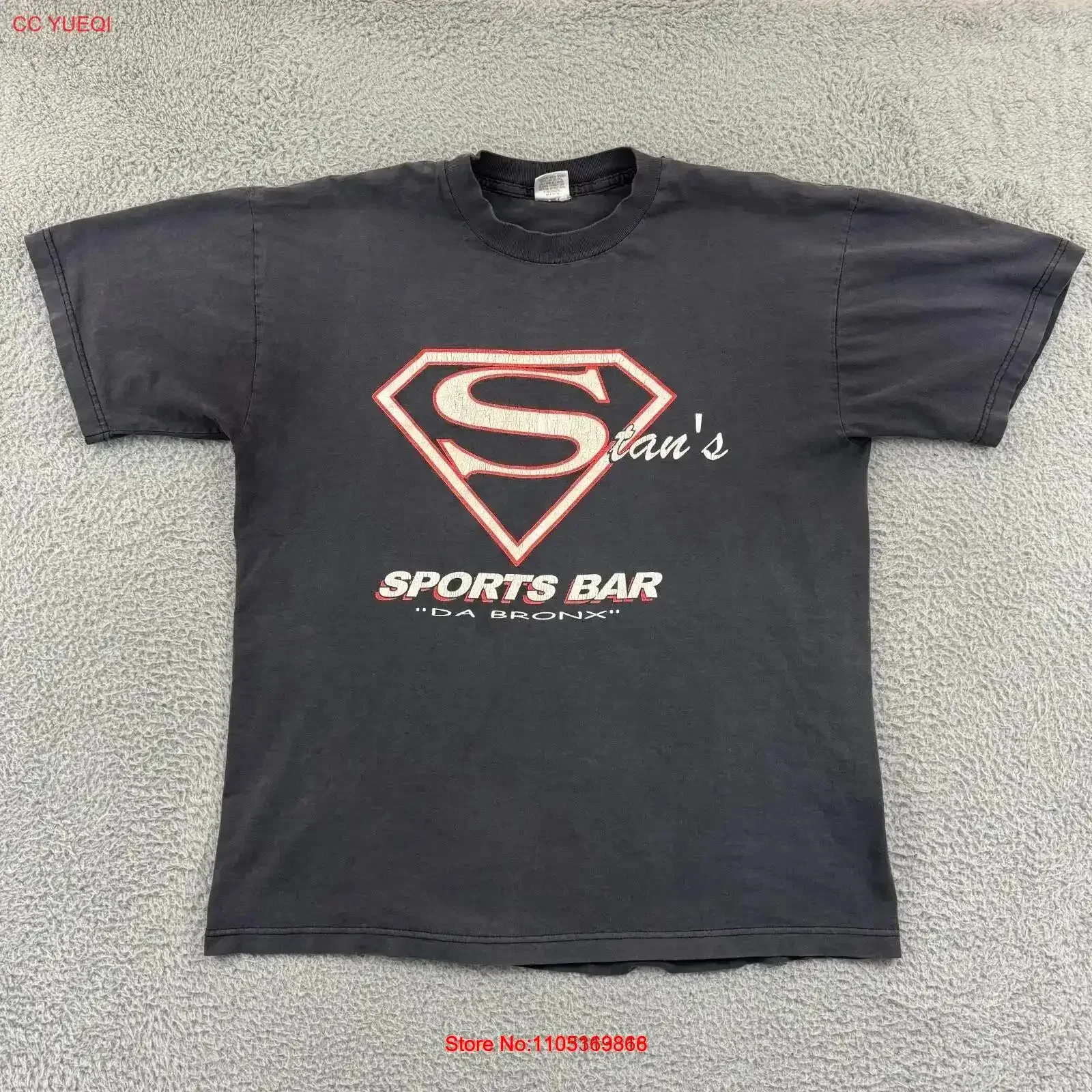 تي شيرت Vintage Stan s Sports Bar للرجال مقاس XL أسود 90s Staff New York ملابس مصممة مغسولة قليلاً ملابس الشارع الشهير عتيقة مغسولة