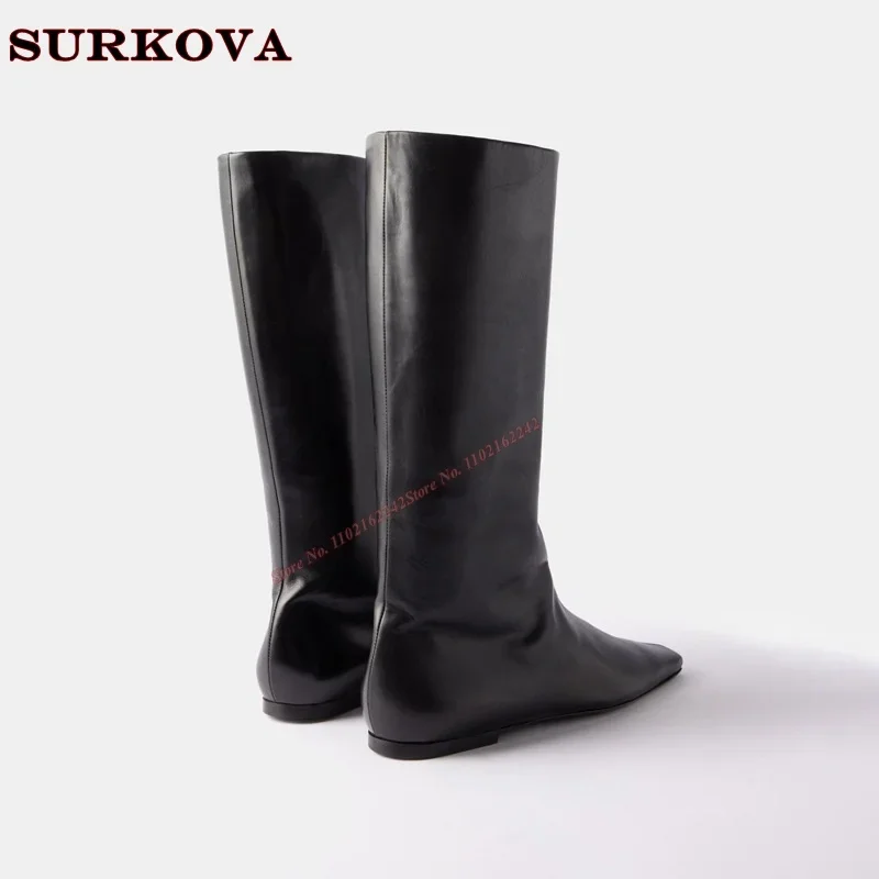 

Черные сапоги до середины икры на плоской подошве. Элегантные женские сапоги до колена из лакированной кожи с острым носком. Модные повседневные элегантные сапоги до середины икры.